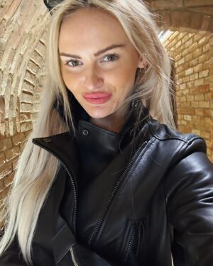 Michaela Bernard Instagram - Jela jsem do Pavlova si udelat novou profilovku
#morava #vinaři 
#mymameradivino #jsemprinceznavole 
#pavlov #pálava #pražákůmtěmjetuhej 
#picoftheday #blonde #photooftheday #czech #moravia #wine #stylagelips #botox #chinfiller #hairextensions #instagood #instamood #instafashion #gucci #piercing #piercings #doctor #surgeon
