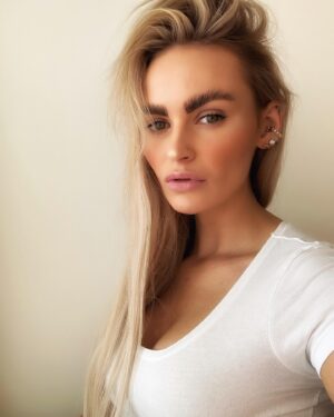 Michaela Bernard Instagram - 😇
#ladameblanche 
#jsemprinceznavole #blonde #piercing
#blondatadoktorka 
#panidoktorkoavyjstedoktorka❓ 
#outlander #cudzinkavtvojejzemi 
#picoftheday #photooftheday #instamood #instavibes #influencer 
#instadoctor #hairextensions #botox #chinfiller #nosepiercing #piercings #scrubs