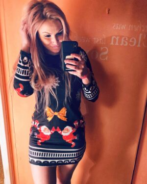 Michaela Bernard Instagram - Tak Jezisku, pojd😜😀😀😀
#aliexpressfashion #aliexpressshopping 
#vanocejsoutady #cocacolusivychutnej 
#merrychristmas #jsemprinceznavole 
#christmasisallaround #jinglebells 
#winterishere 
#christmas #xmas #christmastime #christmasfashion #love 
#santaclaus #pinkhair #blonde #picoftheday #photooftheday #hairextensions #hairextension #czech #igerscz #doctor
