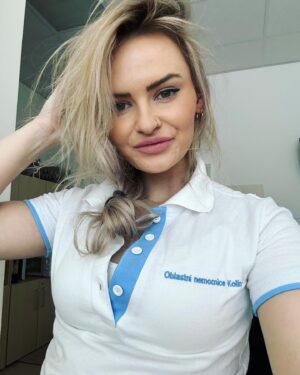 Michaela Bernard Instagram - #úterý 
#badhairday #ucesananeucesana #namalovananenamalovana #zaspalajsem #jsemprinceznavole #jsemdoktorkavole #blondýna 
#chirurgie #kolin #picoftheday #photooftheday #blonde #stylagelips 
#hairextensions #doctorslife #scrubs #hospital #hospitallife #instamood #instafashion