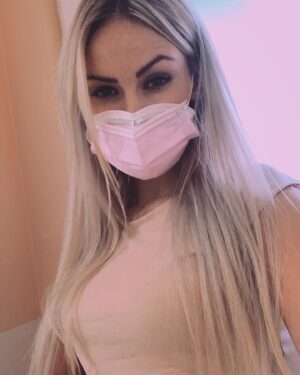 Michaela Bernard Instagram - Jeste ruzovy respirator by to chtelo 🤔
#pink 
#blondyna 
#jenruzovatomuzebyt 
#jsemprinceznavole #jemitojedno 
#doctor #hospital #hospitallife 
#doctorstrange #surgeon #blonde #picoftheday #photooftheday #hairstyle #hairextensions #hairextension #igerscz #czechgirl #medicine #chirurgie