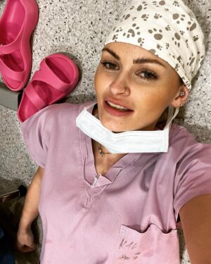 Michaela Bernard Instagram - #nohyhore👣 #chirurgiejede #fiesta 
#prislijsme #videlijsme ..po 9 hodinach #finishujeme #blondatadoktorka #rouskaodmakeupu #jsemprinceznavole #scrubs #hospital #hospitallife #blonde #duodenopancreatectomy #doctor #surgery
#picoftheday #photoofday #igers #igers #piercing #peterlegwood #piercings 
#mondaymood