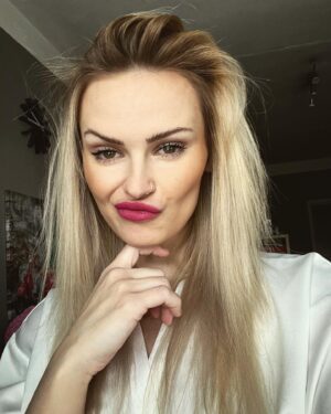 Michaela Bernard Instagram - Jakoze po 2 letech rtenka???
🤔#💄 #💋 
#lipstick 
#jsemprinceznavole 
#bezrousky 
#nyxcosmetics #blonde #picoftheday #photooftheday #rhalips #blondyna #sundayvibes #piercing #nosepiercing #hairextensions #igers #czechgirl #czech #igerscz #piercings