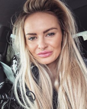 Michaela Bernard Instagram - #neděle😎 
#nacharbeit #panidoktorkovyjstedoktorka 
#jsemprinceznavole 
#blonde #picoftheday #photooftheday #sunday #piercing #piercings #stylagelips #instafashion #hairextensions #czechgirl #doctor #surgery #igers #instamood #instalook