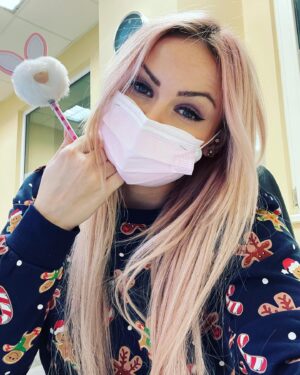 Michaela Bernard Instagram - Silvestrovska #👩🏼‍⚕️💊💉♥️ #2021 
#silvestrvpráci✌ #prstikypryc
#chirurgie #bloodymary
#jsemprinceznavole 
 #happynewyear 
#newyearscelebration 
#doctor #surgery #hospitallife #scrubs 
#pink #blonde #pinkhair #piercing #hairextensions #piercings #pierced #pictureoftheday #picoftheday #photooftheday #igers #instagood #czech