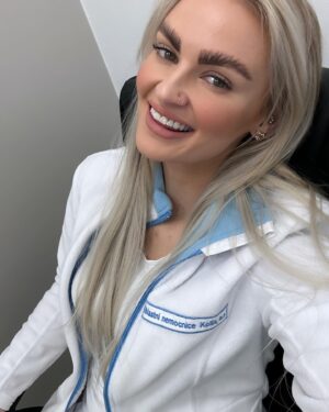 Michaela Bernard Instagram - #pondělí #ještěfresh 
#panidoktorkoavyjstedoktorka❓ 
#blonďatádoktorka #jsemprinceznavole 
#doctor #blonde #hospitallife #scrubs #czech #influencer #picoftheday #photooftheday #botox #hairextensions #instafashion #instagood #instamood #instavibes #igers #blogger #piercing