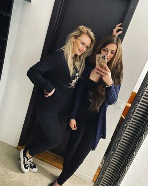 Michaela Bernard Instagram - Holky na mejdle #jestezejepatek 😃#thuesdaymood #relax 
#blonde #brownhair #hairextensions 
#winetime #shopping #shopaholic #picoftheday #photooftheday #karllagerfeld #wellness #igers #czechgirl #hospitallife #igerscz #love #blondandbrunette