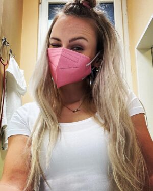 Michaela Bernard Instagram - #jenruzovatomuzebyt 
#blondatadoktorka #blonďatejřezník
#jsemprinceznavole 
#picoftheday #photooftheday #blonde #surgery #chirurgie 
#piercing #piercings #
#karllagerfeld #doctor #scrubs 
#hairstyle #hairextension #hospitallife #igers #igerscz