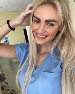 Michaela Bernard Instagram - #blonďatejřezník 
#panidoktorkoavyjstedoktorka❓ 
#blondatadoktorka #jsemprinceznavole
#doctor #chirurgie #surgery 
Dekuju @simiherczova @lemarc_hairstylist @_gloss_babe ❤️❤️❤️
# #blonde #hospitallife #scrubs #piercings #czech #influencer #picoftheday #photooftheday #botox #hairextensions #lipfiller #chinfiller #instafashion #instagood #instamood #instavibes #igers #blogger