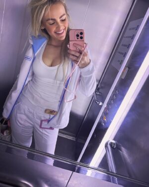 Michaela Bernard Instagram - #panidoktorkoavyjstedoktorka❓ 
Ne #jsemprinceznavole 😈😈😈
#výtahovka #blonďatejřezník 
#pondeli #inkognito 
#schutidotohoapuljehotovo 
#blonde #blondatadoktorka #czech #ladameblanche #surgeon #scrubs #picoftheday #photooftheday #botox #chinfiller #isntamood #instavibes #instafashion #hairextensions #badhairday #workhard #hospital #doctor #doctorlife #igers #cz