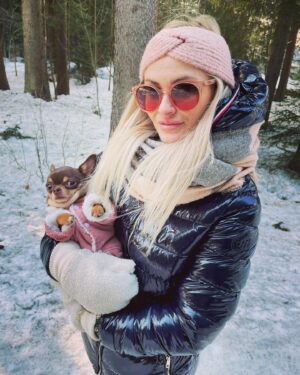 Michaela Bernard Instagram - #jetiteploděvče #vylozenepesdozimy
#chihuahuainwinter 
#jsemprinceznavole 
#blondatadoktorka 
#chihuahuas #chihuahuasofinstagram #winteroutfit #blonde #doctor #czech #czechgirl #hairextensions #tommyhilfiger #picoftheday #rhalips #photooftheday #igers #igerscz #weekend #weekendvibes