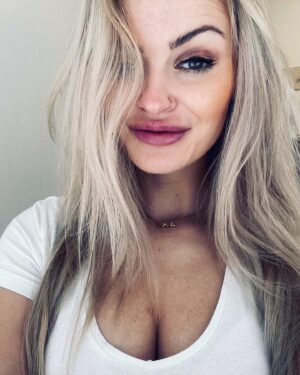Michaela Bernard Instagram - #jsemprinceznavole
#blondatadoktorka 
#picoftheday #photooftheday #blonde #gold
#piercings #nosepiercing 
#chirurg #instamood #kneipp #scrubs #hospital #surgery
#love #teosyalrha3 #teosyal #czech #karllagerfeld #piercing #igers #igerscz