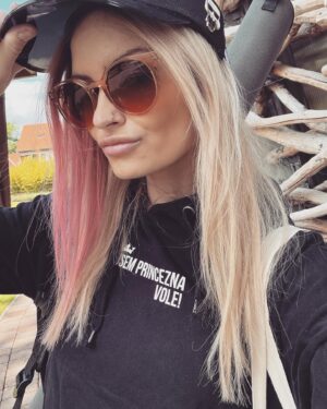 Michaela Bernard Instagram - Jsem princezna vole #tecka
Mikina z rozlucky se svobodou #missyou ❤️
@terez_saulichova @n.i.k_o.l.i.na @nikilinky.vins @sandrakonschill @lemarc_hairstylist 
#jsemprinceznavole #blondatadoktorka 
#blondynacosebarvinablond #pinkhair 
#blonde #picoftheday #photooftheday #pink #piercing #piercings #doktora #karllagerfeld #instafashion #summervibes #vacation #instagood #instadaily #czechgirl #czech #igers #hairextensions #igerscz