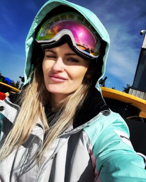 Michaela Bernard Instagram - #prazacinahorach 
#jsemprinceznavole #dřepkins 
#vacation #jetosicedalalezatohorsicesta 
#horalka #svitimidoksichtu #skiing #lyzovacka
#spindl #blonde #meatfly #doctor #winterishere #picoftheday #photooftheday #ski #relax #czech #czechgirl #instamood #igers #igerscz #piercing #piercings