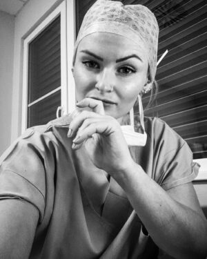 Michaela Bernard Instagram - #blackandwhite #surgeon #🪚🩸
#chirurgie 
#scrubs 
#doctor #hospitallife #hospital #surgery 
#jsemprinceznavole #blackandwhite #blackandwhitephotography #picoftheday #photooftheday #bwphoto #piercing #piercings #blonde #czech #igerscz