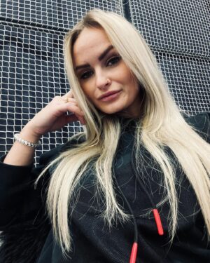 Michaela Bernard Instagram - #bballday #🏀 
#fanynka 😀 #saturdayvibes 
#blondatadoktorka
#jsemprinceznavole 
#blonde #picoftheday #photooftheday #hairextensions #piercing #piercings #teosyal #doctorsofinstagram #doctorlife #surgeon #teosyallips #instamood #karllagerfeld #hairextension #czechgirl #igers #saturdaynight #igerscz