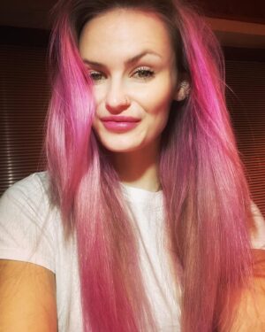 Michaela Bernard Instagram - Konecne mi ladi rtenka k vlasum🤪
#jenruzovatomuzebyt 
#jsemprinceznavole #saturdaynight 
#saturdayvibes #blondatadoktorka 
#pinkhair #pink #photooftheday #picoftheday #hairextensions #rhalips #piercing #piercings #pierced #rha #nosepiercing #blonde #czechgirl #surgeon #igerscz #igers #love