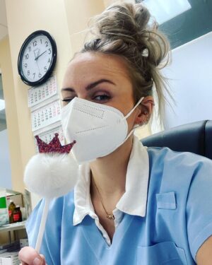 Michaela Bernard Instagram - #jsemprinceznavole i v praci
#blondatadoktorka 
#princess #surgeon #mondaymood 
#hospitallife #scrub #chirurgie #greysanatomy #picoftheday #photooftheday #blonde #piercing #karllagerfeld #piercings #pierced #igers #instadaily