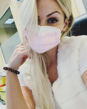 Michaela Bernard Instagram - #jsemprinceznavole #👑 #Lada
#sezlatouhvezdou 
#mysikozisek🐭 #blondyna 
#winteriscoming #winterishere#
#blonde #blondegirl #doctor #hospitallife #surgeon #picoftheday #photooftheday #piercing #piercings
#hairextensions #hairextension #czech #igers