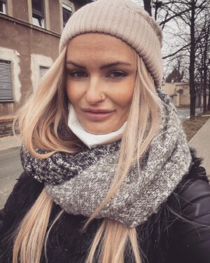Michaela Bernard Instagram - #winterishere 
#jetiteploděvče #kulíškov 
#christmasiscoming #jsemprinceznavole 
#letitsnow #hospitallife #doctoronduty#surgery 
#picoftheday #photooftheday #blonde #hairextensions #teosyal #teosyalkiss #hairextension #igers #igerscz #czechgirl #piercing #piercings