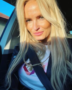Michaela Bernard Instagram - #nesvitmidooci 
#spolujezdkyně #winteriscoming 
#bezridicaku #jsemprinceznavole 
#blonďatejřezník 
#blondýnavautě😁😁😁 
#blonde #czechgirl #picoftheday #hairextensions #lovebotox #photooftheday #sunshine #igers #piercing #piercings
