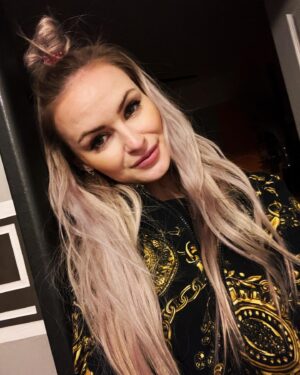 Michaela Bernard Instagram - #doktorvcivilu
#teletubbies #po
#jsemprinceznavole #sobotnichill 
#blonďatejřezník #surgeon 
#blonde #hairstyle 
#blackandgold 
#pictureoftheday #photooftheday #hairextensions #versace #piercing #piercings #igers #saturdayvibes
