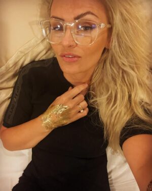 Michaela Bernard Instagram - #pokerovana #slecnadrsnak😎 
#všichnijstezlatíčka #aliexpressfashion 
#jsemprinceznavole 
#blondyna 
#doctoronvacation 
#piercing #piercings #blonde #tattoo #pictureoftheday #photooftheday #instagood #summervibes #vacation #hairextension #karllagerfeld #igers #maldives