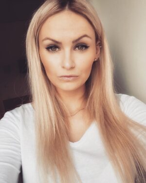 Michaela Bernard Instagram - #hospitallife 
#vedeckyvzatobilapanineexistuje 
#acokdyztuje 
#blondatadoktorka 
#jsemprinceznavole 
#doctor #surgery 
#blonde #piercing #piercings #nosepiercing #hairextensions #medicine #covid #photooftheday #picoftheday #igerscz #igers #instagood