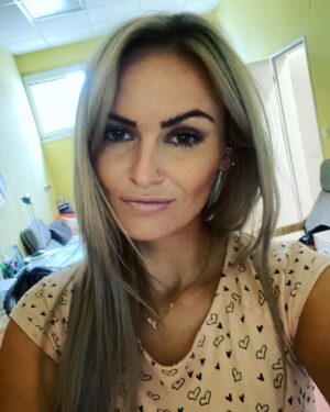Michaela Bernard Instagram - #sundayfunday 
#praceslechti 
#🏩 
#hospitallife 
#chirurgie #řezník 
#jsemprinceznavole #blondatadoktorka 
#blonde #czechgirl 
#pictureoftheday #phootoftheday #picoftheday #hairextensions #scrubs #igers #hospital #karllagerfeld #love #weekend #piercing #piercings