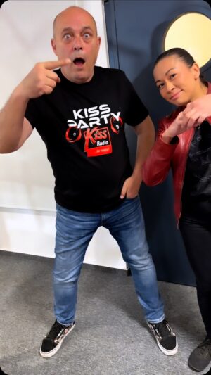 Michaela Dinh Instagram - Tentokrát jsme šli do černé barvy. 😍 Černá Kissparty trička už čekají v našem Kiss Shopu a pokud si jedno chceš vzít v sobotu 1.6. do Mikulova, tak máš šanci objednávat pouze do pondělí 27.5. na www.kiss.cz 🤩

#kissradiokiss #behappy #kissparty #tricko #merch