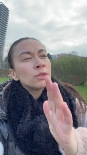 Michaela Dinh Instagram - Představte si tady nějaký smysluplný text o energiích a o mistrech Shaolinu. 🤣🤣🤣 
(PS: pro některá videa prostě nemám vysvětlení, jen blbneme 😅) 

#michaeladinhova #noreason #fun #dog