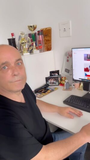 Michaela Dinh Instagram - Ano, dneska budou média plná hokeje, ale na druhou stranu, tohle je výjimečná situace. Nevíme, kdy se nám opět povede obhájit zlato na domácí půdě. 🤩

Jsme hrdí na naše hokejisty i na vás všechny, co jste fandili. 🥹 A vy, co hokeji nefandíte, prosím, nechte fanouškům pár dnů té radosti. 😊 

#mikrofory #tomamisa #michaeladinhova #tomasmoravek #mshokej #hockey