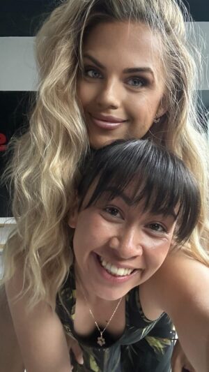 Michaela Dinh Instagram - Nový týden by se měl začít s dobrou náladou. 😁 
Tak vám jí posíláme. 😂 Hezké pondělí všem! ♥️

PS: Bude i “zvedačka” 😅

#danielafrankovacoach #michaeladinhova #monday #happyday