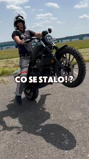 Michaela Dinh Instagram - Tohle je “Jouda”, který vám ve videu názorně předvede, jak na motorce ROZHODNĚ NE. 😂

Setkání s Mírou a společně strávený čas na motorkách byla jedna velká radost! 🤩 Kromě toho, že vás toho hodně naučí, tak je to ještě takováhle veselá kopa! 😂 S ním se určitě na kurzu nudit nebudeš. 🤩

#goodvibes #funny #stuntshow #jouda #motolisy #miralisy #motorcycle #ohno