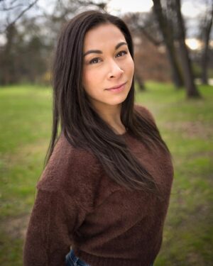 Michaela Dinh Instagram - Jedna fotka je pořízená před 10 lety a jedna včera. 🙂
Deset let je dlouhá doba, ale je super, že jsme se mohly s fotorgrafkou Marťou znovu potkat a porovnat, jak se ona zlepšila a já zestárla. 😂😂😂 
Díky @fotomartinakolarikova za krásné fotky a příjemně strávené odpoledne. 🙂♥️