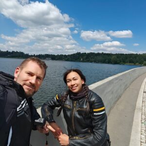 Michaela Dinh Instagram - Dnešní den se fakt povedl! A to hlavně díky Petrovi, který mě dnes vytáhnul na motorku a vzal mě do Pekla. 😈😁 
Cestou jsme se ještě zastavili na Sečské Přehradě, pak jsme udělali zajímavou zastávku ve vesnici Rváčov, kde žije člověk, co sbírá panenky. 😱 Celkem strašidelný. A pak Peklo. 
Bála jsem se, aby si mě tam nenechali, ale upřímně, když jsem zjistila, jak tam vaří, tak bx mi to sni nevadilo. 🤪🤩

Péťo, moc díky za prima den! 😊

#michaeladinhova #petrdvorak #motovylet #honda #hondatrip #peklo