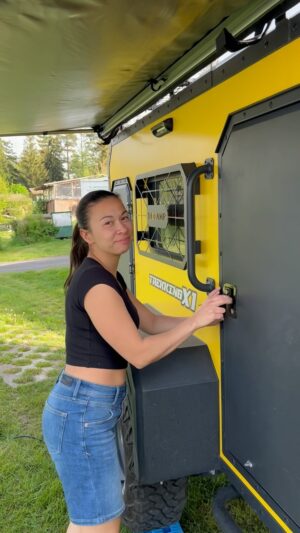 Michaela Dinh Instagram - Poprvé jsme vyrazili za dobrodružstvím v karavanu a rozhodně to nebylo naposledy. 🤩 Od @town.out jsme si půjčili přívěs Decamp Trekking X1 a vyjeli směr Slovensko. 🇸🇰 

Malou zastávku jsme udělali u lomu Kralovany Rieka, podívali jsme se k Oravské Priehradě, ale náš hlavní cíl byl Slovenský Ráj 🤩.

Tomašovský Výhĺad - je jedno z nekouzelnějších míst, co jsem kdy viděla, pak dobrodružné cesty na žebříkách podél vodopádů a příroda jak z pohádky 😍. Další zastávku jsme udělali u Spišského hradu a ochutnali Artézský pramen (zdravé, ale pochoutka to není 😅)

Cestou zpět jsme se zastavili na obědě v Maďarsku🇭🇺 , prošli jsme se Budapeští a dneska jsme už doma. 🙂

Naše dovolená v karavanu dopadla nad naše očekávání a pokud i ty si přeješ něco podobného zkusit, tak si na townout.cz vyber svůj karavan a zadej kód DUC12, kde máš ode mě slevu 12%. ♥️ 

#karavan #townout #camper #caravan #michaeladinhova #dovolena #slovenskyraj #tomasovskyvyhlad