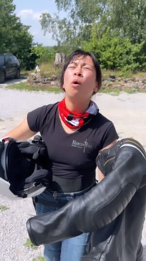 Michaela Dinh Instagram - Takovýho študenta jako je Duc asi v @motolisy_motoskola ještě neměli. 😅

Video z kurzu bude UŽ BRZY! 🤩

#motoskolalisy #motokurz #motorcycle #michaeladinhova #asiangirl #duc #hekyden