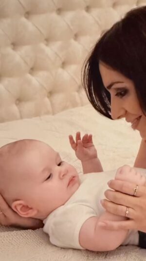 Michaela Kuklová Instagram - Romimu je dnes patnáct let. Když se narodil, měla jsem pocit, že jsem objevila nový vesmír. Věděla jsem, že už nic silnějšího a krásnějšího nezažiju, že nikoho nebudu milovat víc. A tak to bude dalších nejmíň tisíc let…
Všechno nejlepší, Romí, 
 miluju Tě, máma❤️
#15 #narozeniny #syn
