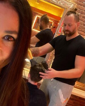 Michaela Kuklová Instagram - Děkujeme se synem móc šikovnému Lukášovi @lukasklucky za ozdravené a krásně upravené vlasy na dnešní @avonpochod 
Joo, to jsem se ještě smála, teď už je ze mě dokonalý zombie. Včera jsem měla jen ruplou žilku v oku, dnes mám zánět lícního nervu a teď už opuchlou půlku obličeje. Aspoň, že ty vlasy mám zase krásný! Zkusím zaspat, třeba bude zítra líp. Dobrou.:-)
@hairtrendcz 
#vlasy