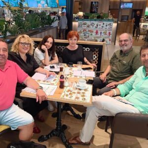 Michaela Kuklová Instagram - Volná sobota. :-)Na dnešek jsem spala devět hodin. Asi bych potřebovala prospat den, ale zase se těším, že se postarám o zahrádku. Musím se pochlubit, koupila jsem novou lavičku. :)
Mé jaro je nádherné, téměr ob den hraju v jiném koutě naší domoviny, točím seriál s prima partou (viz. foto 3) a začínáme zkoušet novou hru (foto 4), která byla napsaná přímo pro náš divadelní spolek podle mého námětu. Režíruje nám ji má nej kamarádka Vlasta Hartlová (uprostřed). Naše přátelství trvá třicet let. Byť Vlastička žije v Olomouci, (mimochodem je taky herečka), nikdy pro nás vzdálenost nebyla překážkou a teď se těším, že se díky zkoušení víc užijeme. 
Co se týká seriálu, ještě nesmím nic prozradit, ale při čtení scénářů jsem se bavila a těšila, co bude dál. Děkuju @lenkahorn a @vodouch, že můžu být součástí tak hezkého projektu. A vy mi promiňte, že teď málo přispívám, občas se někdo o mě strachuje. Což je milé.
Hezký víkend:)
#divadlo #serial #komedie #zahrada