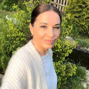 Michaela Kuklová Instagram - Volná sobota. :-)Na dnešek jsem spala devět hodin. Asi bych potřebovala prospat den, ale zase se těším, že se postarám o zahrádku. Musím se pochlubit, koupila jsem novou lavičku. :)
Mé jaro je nádherné, téměr ob den hraju v jiném koutě naší domoviny, točím seriál s prima partou (viz. foto 3) a začínáme zkoušet novou hru (foto 4), která byla napsaná přímo pro náš divadelní spolek podle mého námětu. Režíruje nám ji má nej kamarádka Vlasta Hartlová (uprostřed). Naše přátelství trvá třicet let. Byť Vlastička žije v Olomouci, (mimochodem je taky herečka), nikdy pro nás vzdálenost nebyla překážkou a teď se těším, že se díky zkoušení víc užijeme. 
Co se týká seriálu, ještě nesmím nic prozradit, ale při čtení scénářů jsem se bavila a těšila, co bude dál. Děkuju @lenkahorn a @vodouch, že můžu být součástí tak hezkého projektu. A vy mi promiňte, že teď málo přispívám, občas se někdo o mě strachuje. Což je milé.
Hezký víkend:)
#divadlo #serial #komedie #zahrada