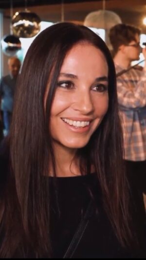 Michaela Kuklová Instagram - Všechno je jen úhel pohledu. Pohled mohou změnit setinu vteřiny trvající momenty. Sami sobě býváme těmi nejpřísnějšími kritiky, přitom v každém z nás je krása i ošklivost. Fotky a videa jsou jenom hra světel a tak opravdu záleží jen na tom světle, které vychází z nás. 
K tomuhle postu mě přiměly vaše reakce na post minulý, který byl o tom, že jsem měla zrovna před patnácti lety objemnější objemy, ale dnes se cítím lehčí (myšleno ve všech směrech, ale hlavně, že je mi dnes líp - tedy moc hezky) Většinou jste mě utěšovali, že vypadám stále krásně…Poklony ženám patří a dělají nám radost, moc si jich vážím, taky se ráda vidím v tom hezčím světle, to je jasný, ale nechci zabředat v povrchnosti. To, čeho si cením mnohem víc, je skutečnost, že chcete potěšit a povzbudit. Projev dobrosrdečnosti má v dnešních časech důležitou úlohu. S láskou v srdci zvládneme všechno snáz. Za to vám moc děkuju🙏🏻 Mějte nejpříjemnější zbytek neděle, jaký můžete mít. Posílám pusu.
#relativita #uhelpohledu