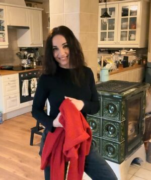 Michaela Kuklová Instagram - Kamarádka nás vytáhla na procházku. Justy vypadá komicky, ale zaplať pánbu s ní pak nemusím trávit tři hodiny v koupelně.
U nás jinak stále převládá líná nálada. Pěkně v teplíčku u kamen. Užijte víkend:-)
Dress code: black and white, ale na bílou jsem si v tom marastu netroufla.😄
#blackandwhite #zima #afghanhoud #afghansky chrt #borderka #pes
