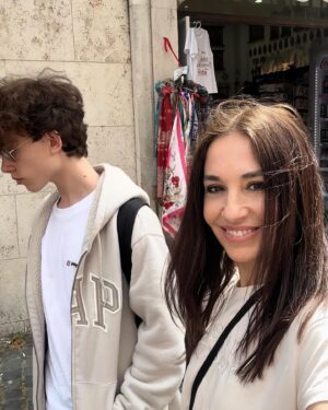 Michaela Kuklová Instagram - Víkend v Římě s mojí osmdesátiletou maminkou a synem. Jsem na mámu pyšná, kolik toho zvládla nachodit.☺️Jinak všude davy lidí, tak nevím, kdy vznikají ty krásné romantické fotky…Patrně až se svítáním😅
#rim #roma #maminka #syn #laska #romantika