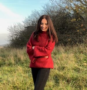 Michaela Kuklová Instagram - Nevím, kolik pátků jsem vám nepopřála pěkný víkend, ale myslím na vás často. Tento podzim je pracovně vydařený, nevím, kde mi hlava stojí a poprvé v životě nabývám dojmu, že jsem se dopracovala k workoholismu. Mé já se cítí šťastně i při vědomí selhávání v jiných oblastech. Na obdivnou otázku, jak to všechno zvládám, odpovídám popravdě. Nezvládám😅 Zahrada nezazimovaná, v domě pavučiny a prach, afghánku jsem před pár dny oddredovávala asi dvě hodiny a všude něco leží. Ale cítím se potřebná, a to je moc důležitý a krásný pocit. Kde jsou ty časy, kdy jsem pro syna práci omezovala, dnes se zeptá, kde mám představení, ani nečeká na odpověď a rovnou mi řekne, pápá. 🤣
Mějte příjemný víkend a já se dnes těším na diváky v Pilníkově. Vaše Miš
#stastny #podzim