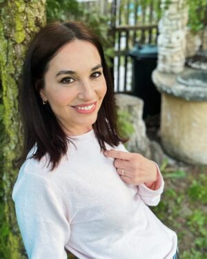 Michaela Kuklová Instagram - Krásný prvomájový večer!
Pusu pod rozkvetlou třešní jsem dostala, tak je to dobrý. Doufám, že vy taky :-)))
#prvnimaj #svatek