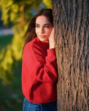 Michaela Kuklová Instagram - Tak jsme se zase po čase s Lindou sešly na focení, chytily snad poslední neopadaný podzimní den zalitý podvečerním sluncem a spojily naše duše. 
Děkuju, Lindi, jsi skvělá. ❤️
Foto: @linda_orlik_photography2 
#foto #model #podzim #my