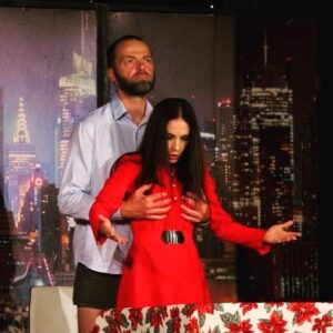 Michaela Kuklová Instagram - Teď ráno vyšel na netu článek. Děkuju za něj, alespoň je vidět, že jsme všichni z masa a kostí. Mně nevadí, že média používají fotky, které dám na své sociální sítě, naopak, my taky potřebujeme propagaci našich představení, akcí, křtů, charit atd…,ale někdy dojde k dezinformacím. Přímé řeči byly použity z komentářů a byl mi dán do úst omylem text nějaké paní, která psala, o svých dvou synech. Já ale nemám dva syny (i když je to hezká představa), mám jen jednoho. Druhá mylná informace je, že jsem zrušila představení na Moravě, ale i když jsem ještě nesplaskla úplně, stejně jsem jela hrát. Foto je z prvního představení v Hulíně a včera byl Vsetín. A teď už konečně budu marodit v posteli, maximálně u malování.
Jinak vám moc děkuju za nádherné komentáře a podporu, když je mi ouvej, jste zlatí. Už mám skoro zpět svou podobu, ale hlavně mě to už nebolí🙏🏻😃
#kdyzsezhasne #zdravi #divadlo 
@lukaslangmajer