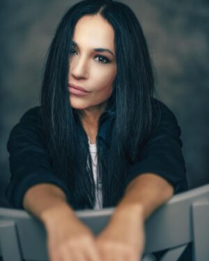 Michaela Kuklová Instagram - Nabídek na focení mi chodí dost, ale odmítám, nemohla bych být modelka, nerada se fotím. Linda mě přitahovala nejen svými krásnými fotkami, ale víc jako člověk. Domlouvaly jsme se na společném focení řadu měsíců. Neměly jsme moc času, diář mám stále plný. A co se stalo, Linda mě cvakla párkrát, zbytek jsme propovídaly. Jako bychom se znaly dávno. Báječně prožitý čas. :-) Děkuju, Lindo🌸
Jinak mi v neděli na pohotovosti řezali dáseň, moc mi pomohli, mám antibiotika a vypadám příšerně. Oteklá tak, že mě vlastní mobil nepoznává. Hlavně, že bolest polevila, jen nevím, jestli budu moct zítra hrát…
@linda_orlik_photography2 
@linda_orlik 
@michaela.kuklova_art 
#foto #portraitphotography #photoart #herecka #actress #czechwoman #radost #ze #zivota
